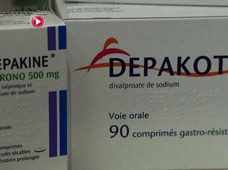 Achat Depakote - Illustration d'une boîte de Depakote et d'une main en clic en ligne